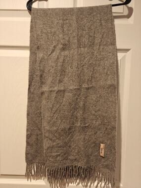 Beyond Threads 100% Baby Alpaca Scarf Gray Fringe Accent Made in Peru